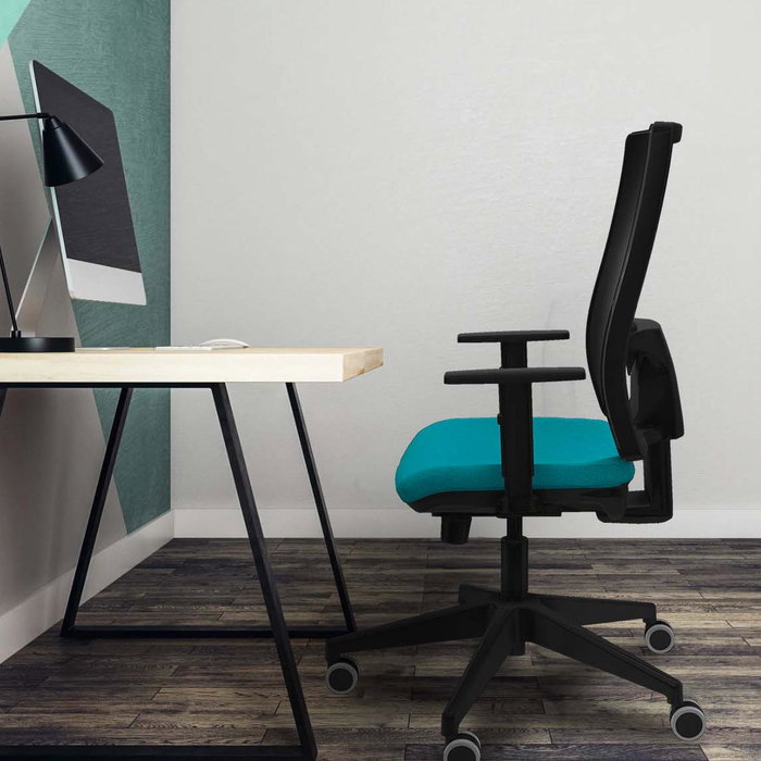 Silla de oficina Horna con mecanismo Sincro/Traslack tapizada con Tela color Rojo y malla color Gris. Equipada con lumbar 1D, Brazos 1D y Ruedas 65 mm parqué