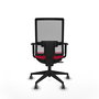 Silla de oficina Horna con mecanismo Sincro/Traslack tapizada con Tela color Rojo y malla color Gris. Equipada con lumbar 1D, Brazos 1D y Ruedas 65 mm parqué