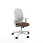 Silla de oficina Cilanco con mecanismo Sincro tapizada con Tela color Marrón oscuro y malla color Blanco. Equipada con lumbar 1D, Reposabrazos blancos y Ruedas 65mm nailon