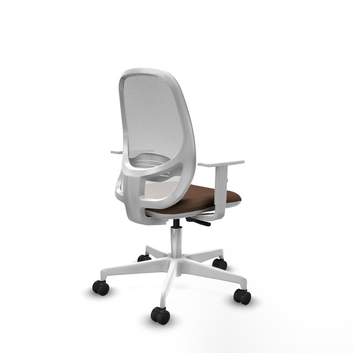 Silla de oficina Cilanco con mecanismo Sincro tapizada con Tela color Marrón oscuro y malla color Blanco. Equipada con lumbar 1D, Reposabrazos blancos y Ruedas 65mm nailon