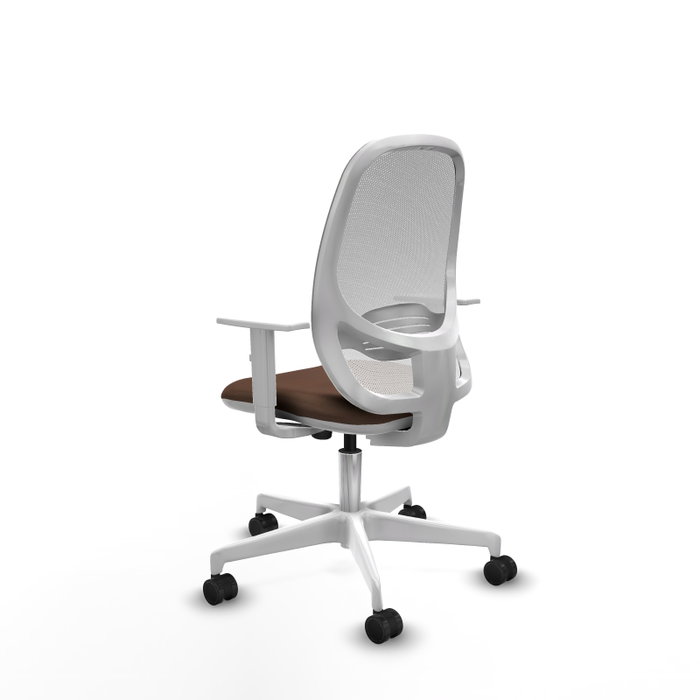 Silla de oficina Cilanco con mecanismo Sincro tapizada con Tela color Marrón oscuro y malla color Blanco. Equipada con lumbar 1D, Reposabrazos blancos y Ruedas 65mm nailon