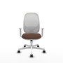 Silla de oficina Cilanco con mecanismo Sincro tapizada con Tela color Marrón oscuro y malla color Blanco. Equipada con lumbar 1D, Reposabrazos blancos y Ruedas 65mm nailon