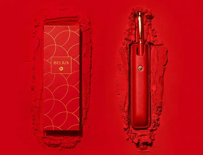 Belius Passion d'or Pluma y estuche de lujo en cuero rojo y dorado con tinta azul, aluminio texturizado Belius Passion d'or Pluma y estuche de lujo en cuero rojo y dorado con tinta azul, aluminio texturizado