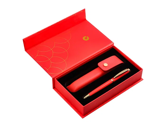 Belius Passion d'or Pluma y estuche de lujo en cuero rojo y dorado con tinta azul, aluminio texturizado Belius Passion d'or Pluma y estuche de lujo en cuero rojo y dorado con tinta azul, aluminio texturizado