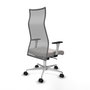 Sillón Albacete con mecanismo Sincro tapizada con Similpiel color Blanco y malla color Gris. Equipado con Base aluminio, Brazos 1D y Ruedas 65mm nailon