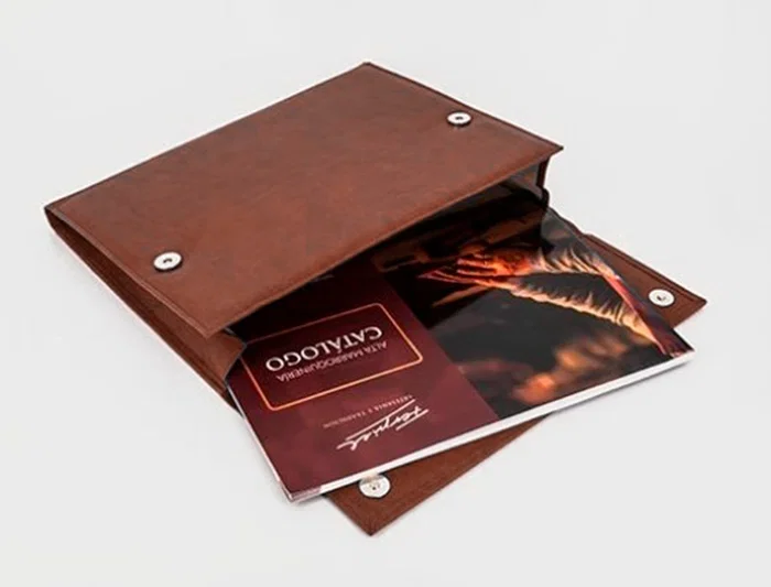 Q-connect Carpeta Portadocumentos Artesanía Piel Sintética Doble Cierre Imán Color Cuero 260x235x35 mm