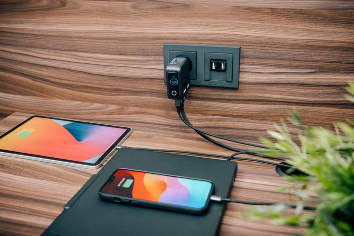 Verbatim Mini GaN Charger 100W con pantalla TFT y 3 puertos (EU/UK/US) de color Negro