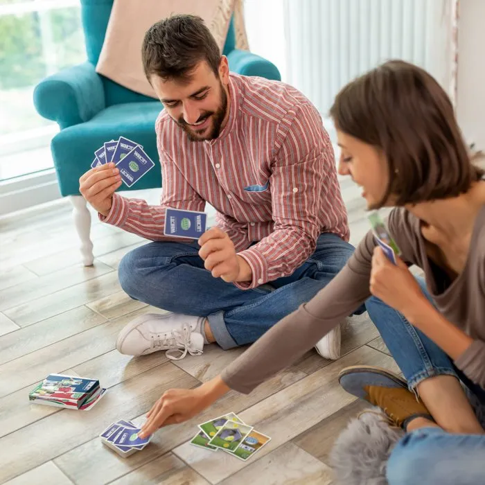 Winning Moves ¡WHOT! Estrellas del Fútbol Mundial - Juego de Mesa de Cartas, 2-6 Jugadores, +5 años