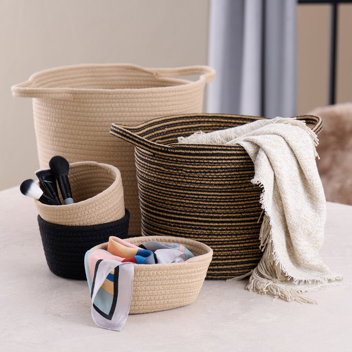 Cesta Redonda Day Trenzada con Asas, Diámetro 30 cm Altura 24 cm, Cuerda de Poliéster y Polipropileno - Colores Surtidos Cesta Redonda Day Trenzada con Asas, Diámetro 30 cm Altura 24 cm, Cuerda de Poliéster y Polipropileno - Colores Surtidos