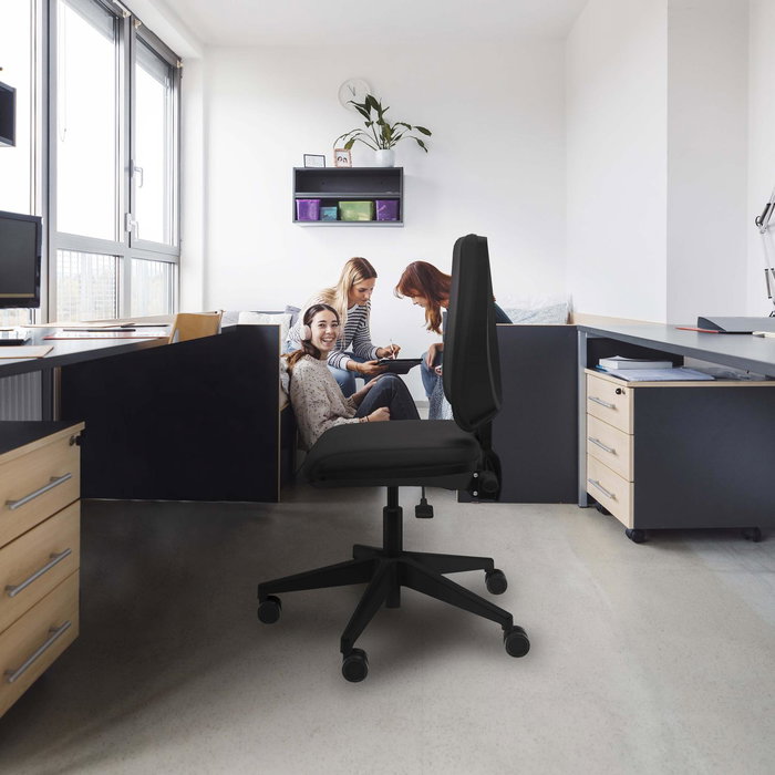 Silla de oficina Elche con mecanismo Asincro tapizada con Similpiel color Turquesa. Equipada con Base piramidal negra, Sin brazos y Ruedas 65mm nailon