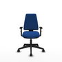 Silla de oficina Elche con mecanismo Asincro tapizada con Similpiel color Azul. Equipada con Base piramidal negra, Brazos 1D y Ruedas 65mm nailon
