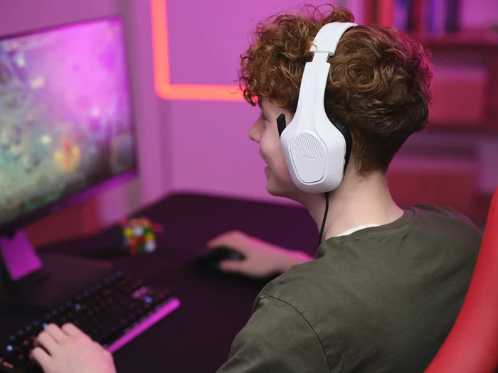 Trust GXT 415W Zirox Auriculares Gaming Diadema Alámbricos Blanco, Micrófono Plegable y Mudo, Drivers 50mm, Compatibles PC/Consola, Cable 2m