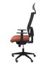 Silla de oficina Horna con mecanismo Sincro tapizada con Tela color Marrón y malla color Negro. Equipada con lumbar 1D, Brazos 1D, Cabecero Fijo y Ruedas de parqué