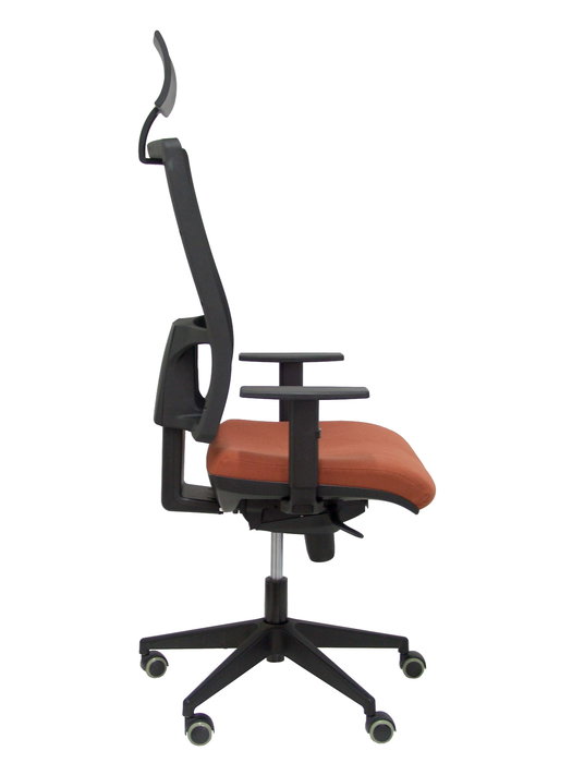Silla de oficina Horna con mecanismo Sincro tapizada con Tela color Marrón y malla color Negro. Equipada con lumbar 1D, Brazos 1D, Cabecero Fijo y Ruedas de parqué