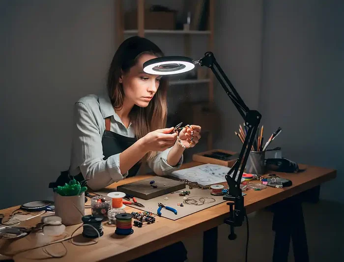 Q-Connect Lámpara de Escritorio LED Hadar 8W 380lm - Brazo Doble Articulado con Lupa y Pinza, Color Ajustable (3000K/4000K/6000K), Negro