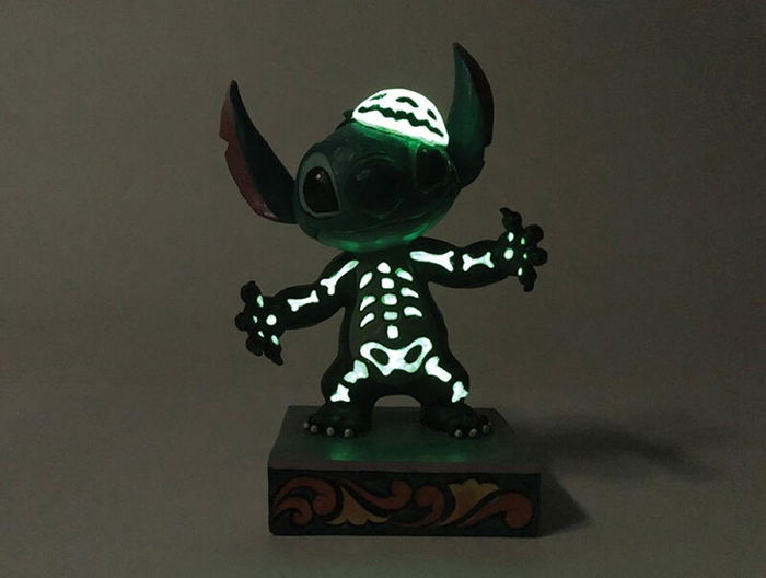 Enesco Figura Disney Stitch Esqueleto 15 cm Resina - Lilo & Stitch Decorativa Tallada y Pintada a Mano