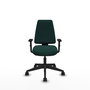 Silla de oficina Elche con mecanismo Asincro tapizada con Similpiel color Verde botella. Equipada con Base piramidal negra, Brazos 1D y Ruedas 65mm nailon