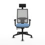 Silla de oficina Horna con mecanismo Sincro/Traslack tapizada con Tela color Azul cielo y malla color Gris. Equipada con lumbar 1D, Brazos 1D, Cabecero Fijo y Ruedas 65 mm parqué
