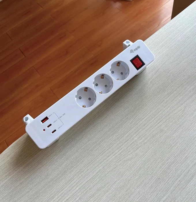 Equip Regleta 245556 con 3 Tomas Schuko, 2xUSB-C y 1xUSB-A, Blanco
