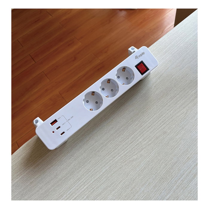 EQUIP Regleta de enchufes 245556 con 3 salidas AC, 2 USB-C y 1 USB-A