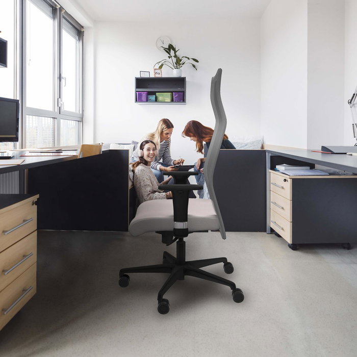 Sillón Albacete con mecanismo Sincro tapizada con Similpiel color Azul marino y malla color Negro. Equipado con Base nailon negra, Brazos 1D y Ruedas 65mm nailon