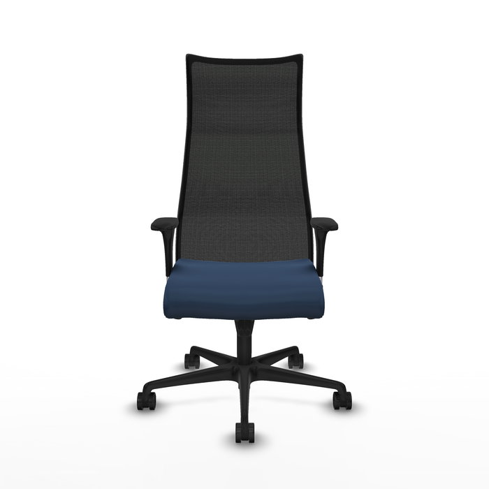 Sillón Albacete con mecanismo Sincro tapizada con Similpiel color Azul marino y malla color Negro. Equipado con Base nailon negra, Brazos 1D y Ruedas 65mm nailon