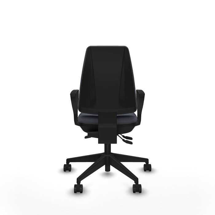 Silla de oficina Elche con mecanismo Asincro tapizada con Tela color Gris oscuro. Equipada con Base piramidal negra, Brazos fijos y Ruedas 65mm nailon