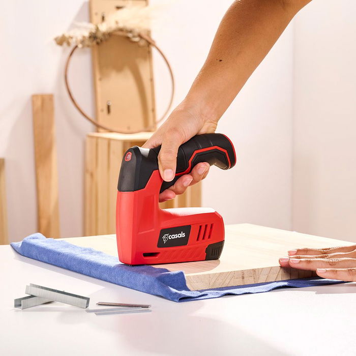Casals Grapadora / Clavadora a Batería CSG3620 4V 1.3Ah Carga USB con Grapas y Clavos Incluidos