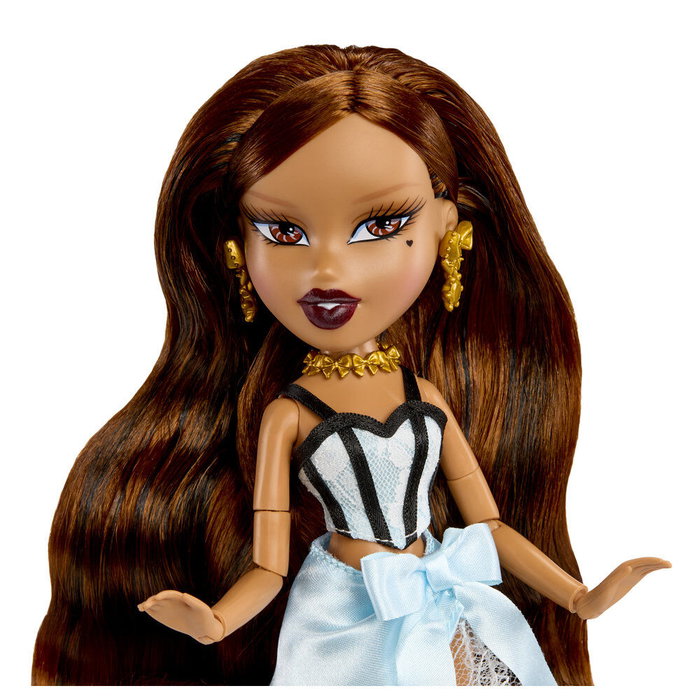 MGA Bratz Stylin' Birthday Yasmin con Camiseta Exclusiva