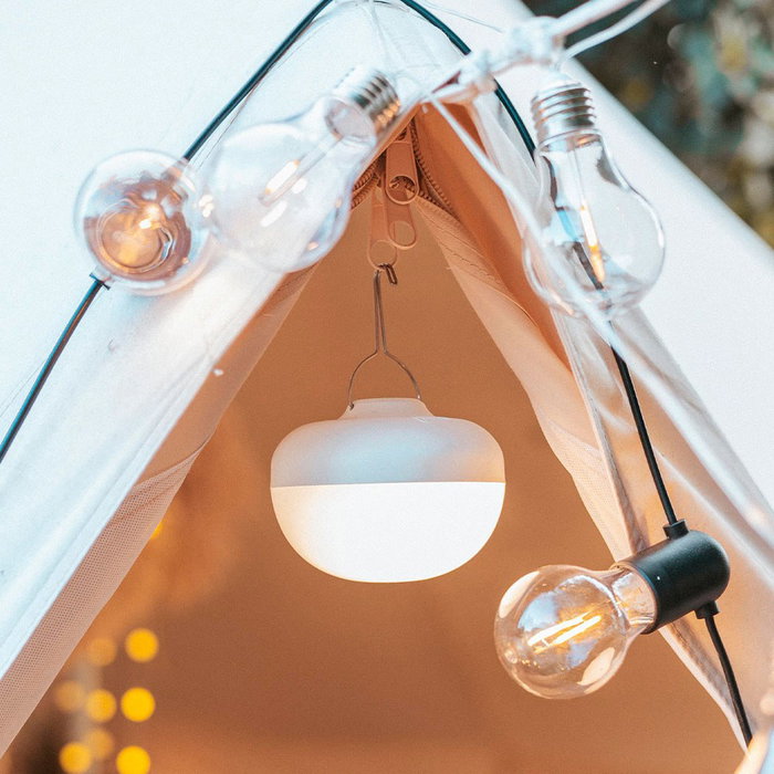 New Garden Cherry - Bombilla portátil recargable LED, luz cálida 3000K, 900 lúmenes, con imán y gancho, mando a distancia, autonomía 6-20h, carga USB-C, para exterior, Ø11x9 cm