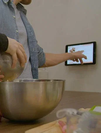 Mobilis 044003 Soporte Pasivo Universal de Pared para Smartphone y Tablet, Mecánico y Magnético, Uso Interior, Negro