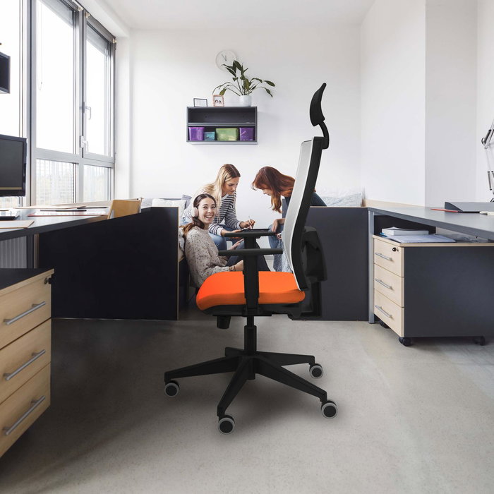 Silla de oficina Horna con mecanismo Sincro/Traslack tapizada con Tela color Verde botella y malla color Gris. Equipada con lumbar 1D, Brazos 1D, Cabecero Fijo y Ruedas 65 mm parqué