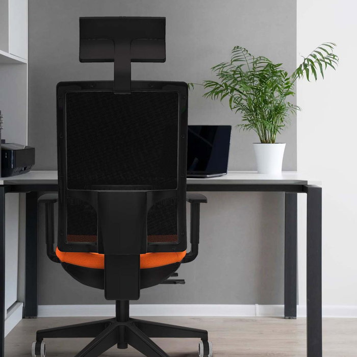 Silla de oficina Horna con mecanismo Sincro/Traslack tapizada con Tela color Verde botella y malla color Gris. Equipada con lumbar 1D, Brazos 1D, Cabecero Fijo y Ruedas 65 mm parqué