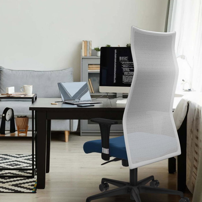 Sillón Albacete con mecanismo Sincro tapizada con Similpiel color Marrón y malla color Blanco. Equipado con Base nailon negra, Brazos 1D y Ruedas 65mm nailon