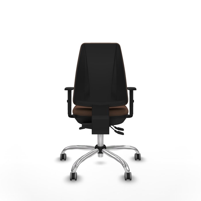Silla de oficina Elche con mecanismo Asincro tapizada con Tela color Marrón oscuro. Equipada con Base cromada, Brazos 1D y Ruedas 65 mm parqué