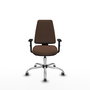 Silla de oficina Elche con mecanismo Asincro tapizada con Tela color Marrón oscuro. Equipada con Base cromada, Brazos 1D y Ruedas 65 mm parqué