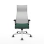 Sillón Albacete con mecanismo Sincro tapizada con Tela color Verde botella y malla color Blanco. Equipado con Base poliamida blanca, Brazos 1D y Ruedas 65 mm parqué