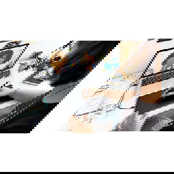 Wacom One by Wacom - Tableta Digitalizadora con Lápiz Sin Batería, Área de Trabajo 216 x 135 mm, Resolución 2540 LPI, USB, Color Negro/Rojo