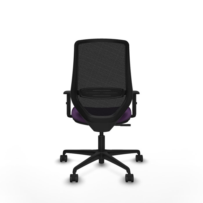 Silla de oficina Mardos con mecanismo Sincro tapizada con Tela color Morado y malla color Negro. Equipada con lumbar 1D, Brazos 1D y Ruedas 65mm nailon