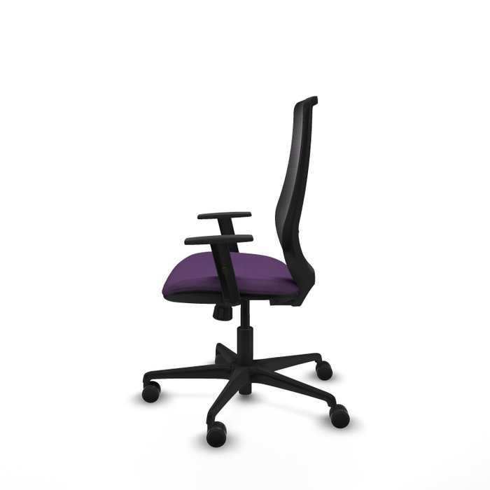 Silla de oficina Mardos con mecanismo Sincro tapizada con Tela color Morado y malla color Negro. Equipada con lumbar 1D, Brazos 1D y Ruedas 65mm nailon