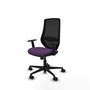 Silla de oficina Mardos con mecanismo Sincro tapizada con Tela color Morado y malla color Negro. Equipada con lumbar 1D, Brazos 1D y Ruedas 65mm nailon