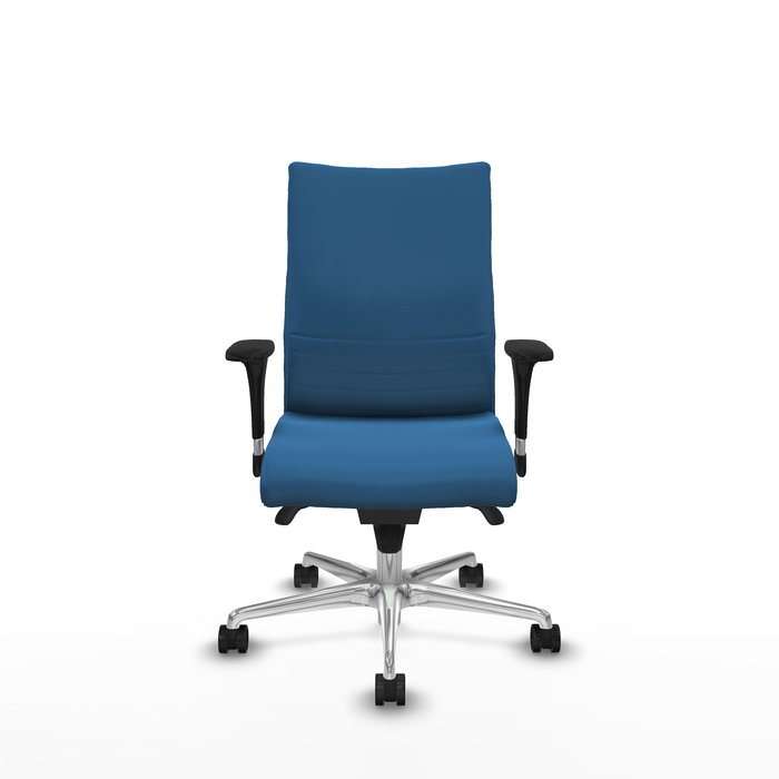 Silla Albacete confidente con mecanismo Sincro tapizada con Similpiel color Azul claro. Equipada con Base aluminio, Brazos 1D y Ruedas 65mm nailon