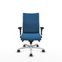 Silla Albacete confidente con mecanismo Sincro tapizada con Similpiel color Azul claro. Equipada con Base aluminio, Brazos 1D y Ruedas 65mm nailon