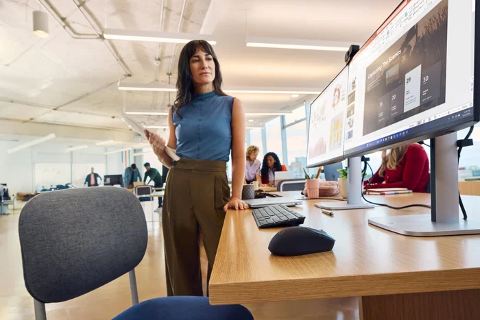 HP Ratón Rechargeable Wireless Mouse 700, Inalámbrico Recargable RF + Bluetooth, 6000 DPI, Botón Copilot, 7 Botones Programables, Ambidiestro, Negro