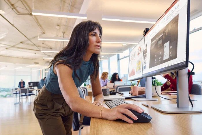 HP Ratón Rechargeable Wireless Mouse 700, Inalámbrico Recargable RF + Bluetooth, 6000 DPI, Botón Copilot, 7 Botones Programables, Ambidiestro, Negro