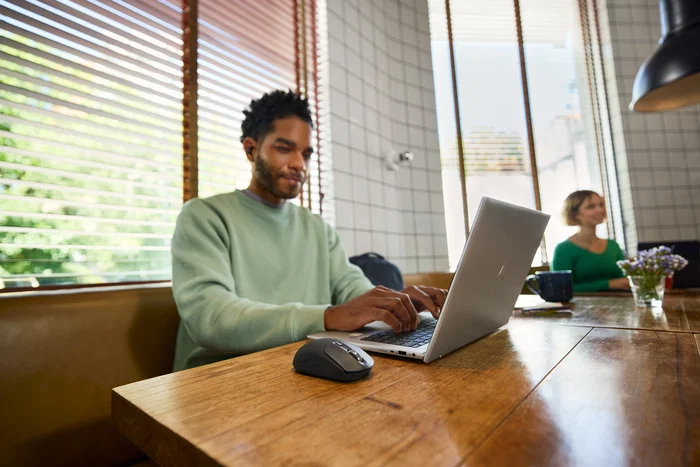 HP Ratón Rechargeable Wireless Mouse 700, Inalámbrico Recargable RF + Bluetooth, 6000 DPI, Botón Copilot, 7 Botones Programables, Ambidiestro, Negro