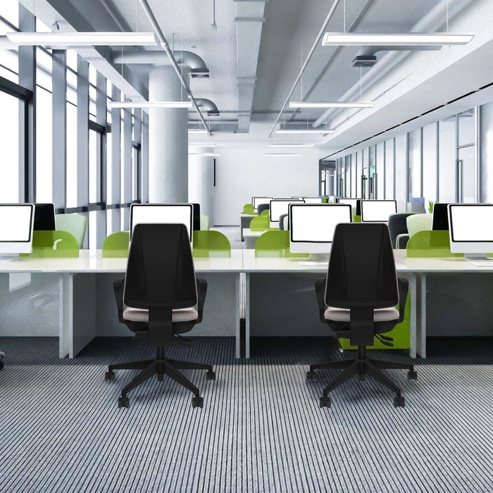 Silla de oficina Elche con mecanismo Asincro tapizada con Similpiel color Blanco. Equipada con Base piramidal negra, Brazos fijos y Ruedas 65mm nailon