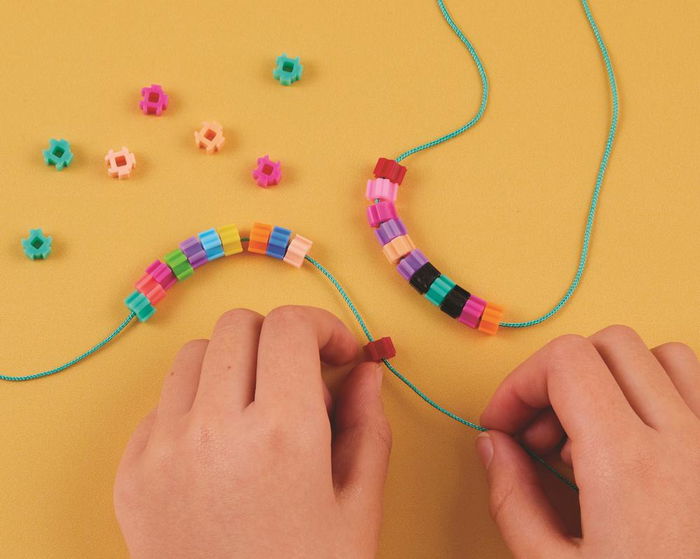 Simbrix Ref. 64008000 Pack Joyería, más de 750 Piezas para Crear Colgantes, Pulseras y Pendientes, Incluye Accesorios para 15 Mini Creaciones