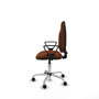 Silla de oficina Algarra con mecanismo Contacto permanente básico tapizada con Similpiel color Marrón. Equipada con Base cromada, Brazos fijos y Ruedas de parqué