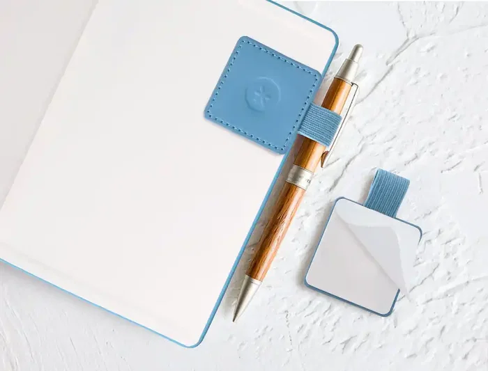 Antartik Portabolígrafo Autoadhesivo con Elástico para Cuaderno, Azul Claro, 40x40 mm